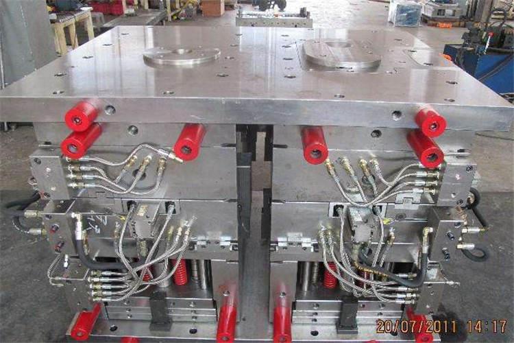 雙色注塑模具一般主要可分為轉盤式、轉軸式、轉塔式3種類型