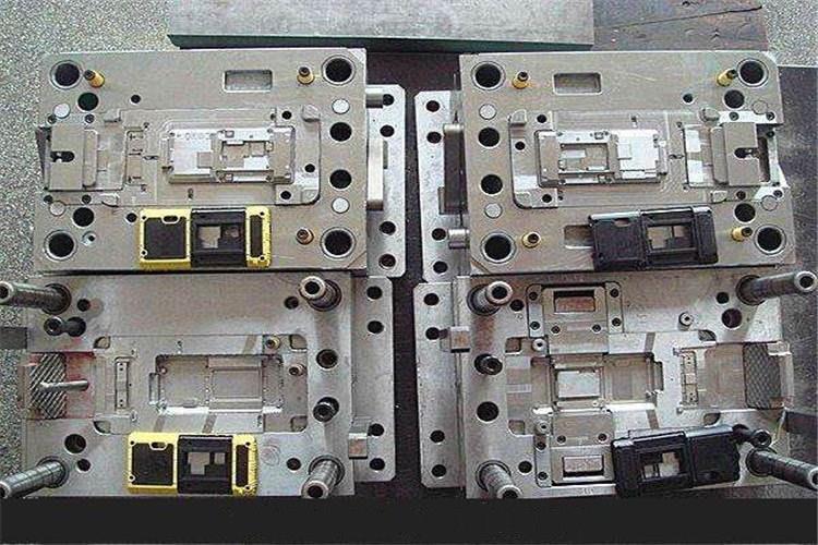 轉盤式雙色注塑模具主要適用于中小型雙色制品的生產，如冰箱雙色裝飾條、汽車天窗防護件等