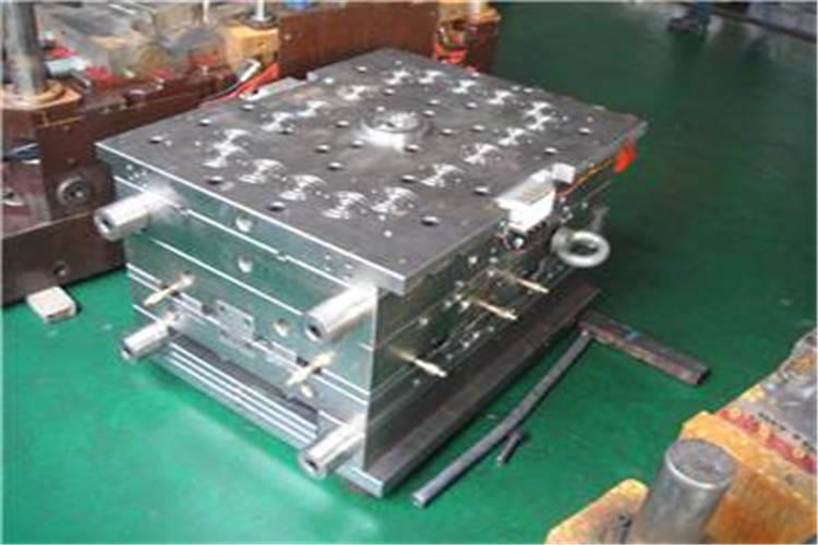 轉塔式雙色注塑模具適用于大、中型雙色制品的生產。如大型雙色空調面板、電視前殼等