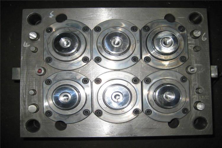 小型注塑模具模架組合標準主要是根據澆注形式、分型面數、塑件脫模方式和推板行程、定模和動模組合形式來確定的 小型注塑模具模架組合標準主要是根據澆注形式、分型面數、塑件脫模方式和推板行程、定模和動模組合形式來確定的