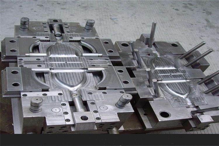 目前的精密塑膠模具尺寸一般都不太大，壁厚也比較薄，有的還帶有許多薄肋