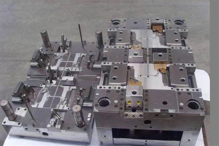 塑膠模具分型面附近約0.5mm處的蝕刻深度要淺,一般蝕刻深度小于30微米時,較少出現毛邊 塑膠模具分型面附近約0.5mm處的蝕刻深度要淺,一般蝕刻深度小于30微米時,較少出現毛邊