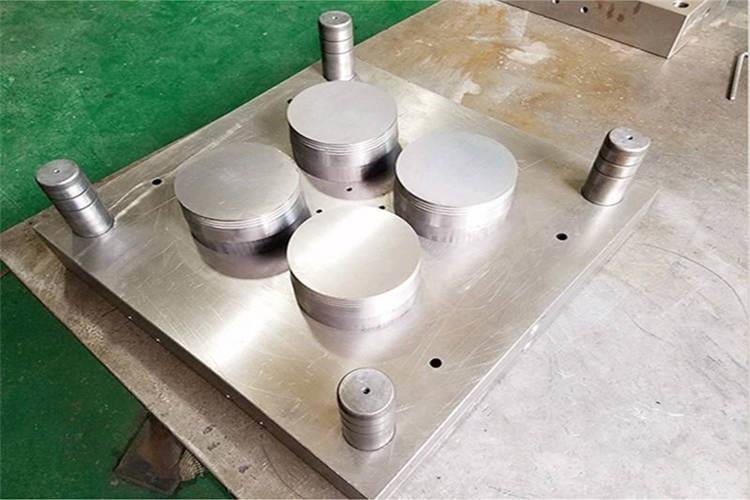 .小型塑膠模具結構要合理我們知道,產品的尺寸精度主要決定原料收縮率的波動和模具制造誤差 .小型塑膠模具結構要合理我們知道,產品的尺寸精度主要決定原料收縮率的波動和模具制造誤差