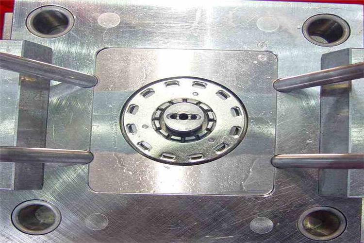 及時發現小型塑膠模具在加工、安裝和調試過程中存在的問題,反復修改方案,以取得較佳的設計成果 及時發現小型塑膠模具在加工、安裝和調試過程中存在的問題,反復修改方案,以取得較佳的設計成果