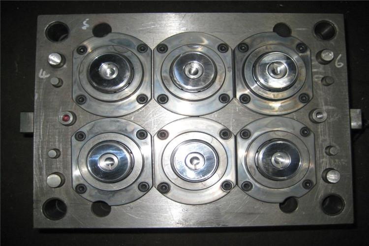 塑料注塑模具由動模部分和定模部分組成,動模和定模中用于成型制件的型芯、型腔基本上都是采用優質模具鋼經多道工序加工而成的 塑料注塑模具由動模部分和定模部分組成,動模和定模中用于成型制件的型芯、型腔基本上都是采用優質模具鋼經多道工序加工而成的