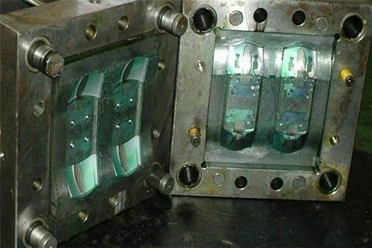 一般大型塑膠模具(如汽車復蓋件模具)要考慮機床是否有壓邊機構,甚至邊潤滑劑、多工位級進等 一般大型塑膠模具(如汽車復蓋件模具)要考慮機床是否有壓邊機構,甚至邊潤滑劑、多工位級進等