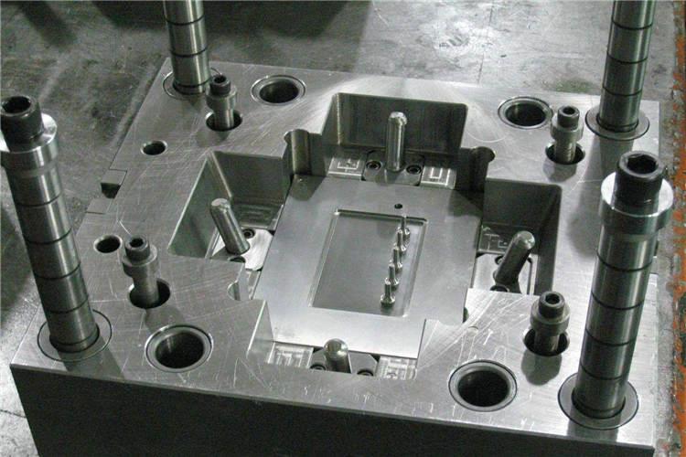 塑料注塑模具的成型零件制造均為單件小批量生產方式，且精度高、難度大