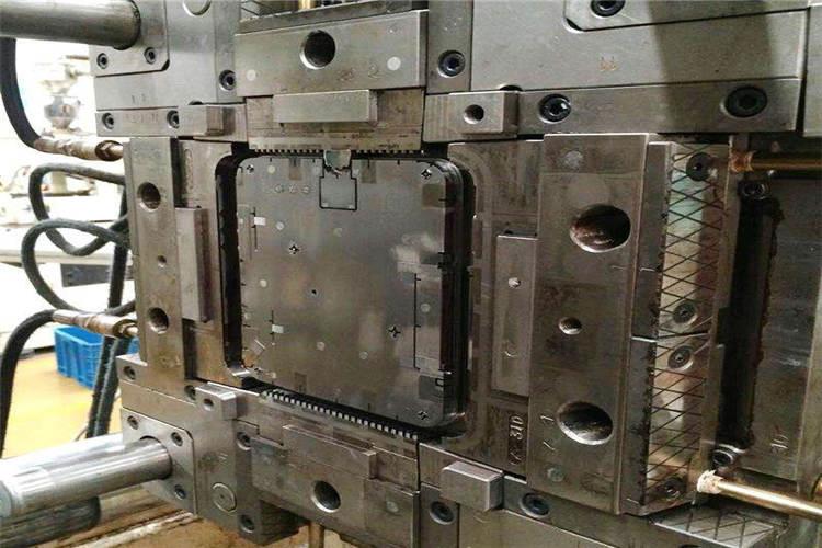 為了保持在注射壓力、鎖模力下的模具精度,在設計精密注塑模具結構時要考慮型腔零件進行磨削、研磨和拋光等加工可行性 為了保持在注射壓力、鎖模力下的模具精度,在設計精密注塑模具結構時要考慮型腔零件進行磨削、研磨和拋光等加工可行性