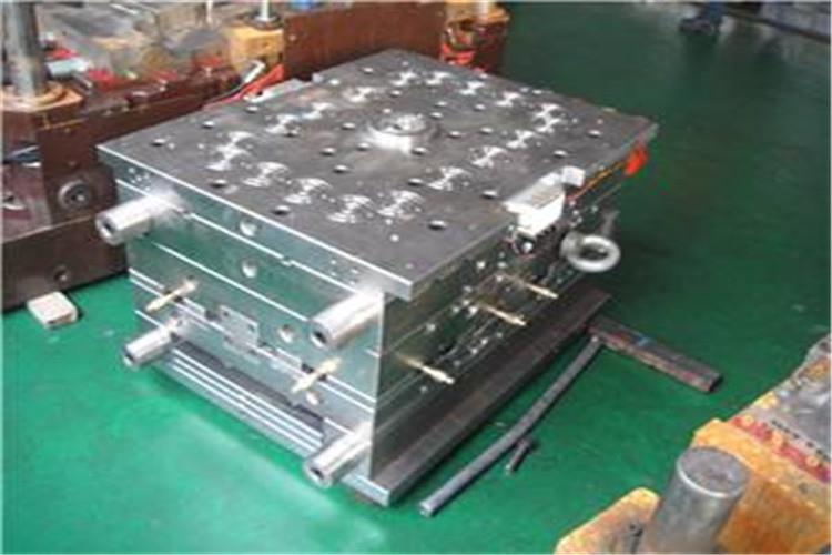 在雙色塑膠模具材料的選用時,除要考慮產品的精度與質量外,還要結合模具廠的加工及熱處理的實際能力給予正確的選擇 在雙色塑膠模具材料的選用時,除要考慮產品的精度與質量外,還要結合模具廠的加工及熱處理的實際能力給予正確的選擇