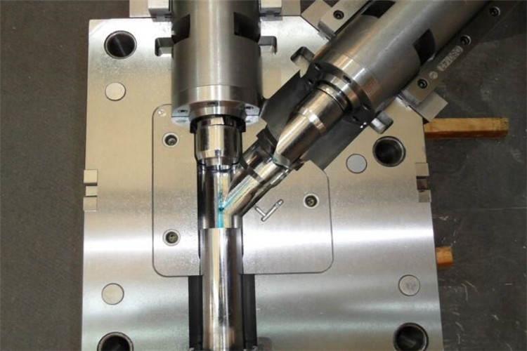 關于模具加工過程中需要的夾具、量具、輔助工具應當先行設計,提早做好預備 關于模具加工過程中需要的夾具、量具、輔助工具應當先行設計,提早做好預備