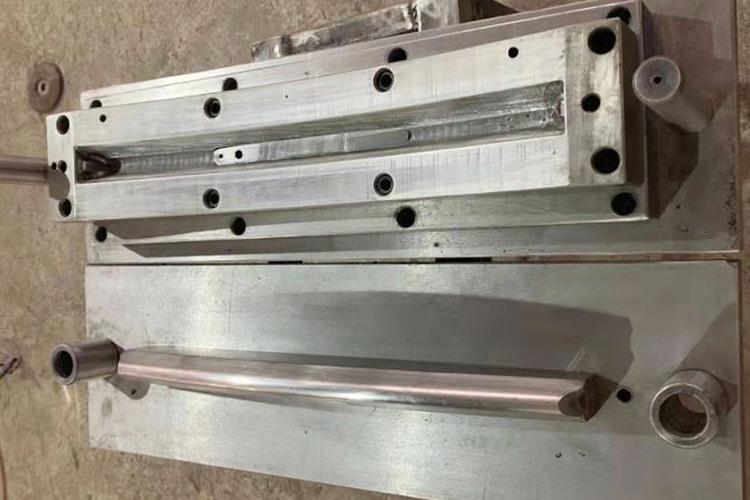 是在冷沖壓加工中，將材料（金屬或非金屬）加工成零件（或半成品）的一種特殊工藝裝備
